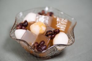 Japanese dessert Anmitsu with hojicha and kamairicha kanten side