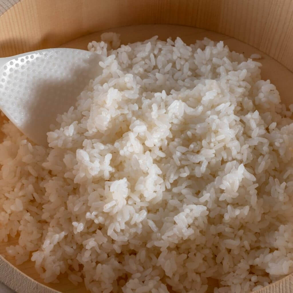 https://alldayieat.com/wp-content/uploads/2020/08/sushi-rice-close-up-with-shamoji-1024x1024.jpg