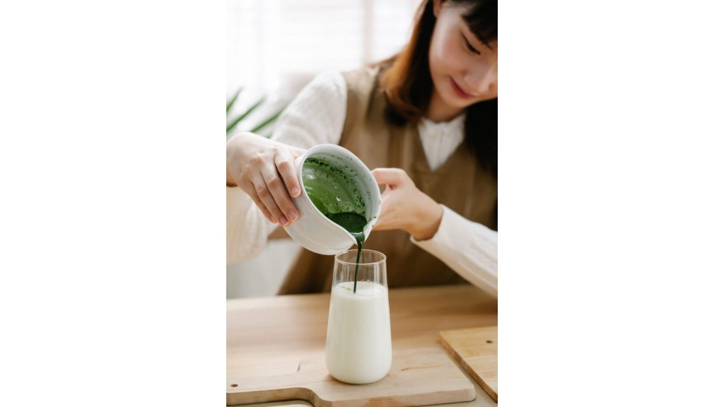 Preparing several servings of matcha (Tea Bowl with Serving Spout) – Ippodo  Tea Global