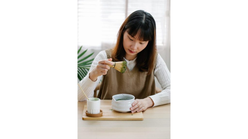 Preparing several servings of matcha (Tea Bowl with Serving Spout) – Ippodo  Tea Global