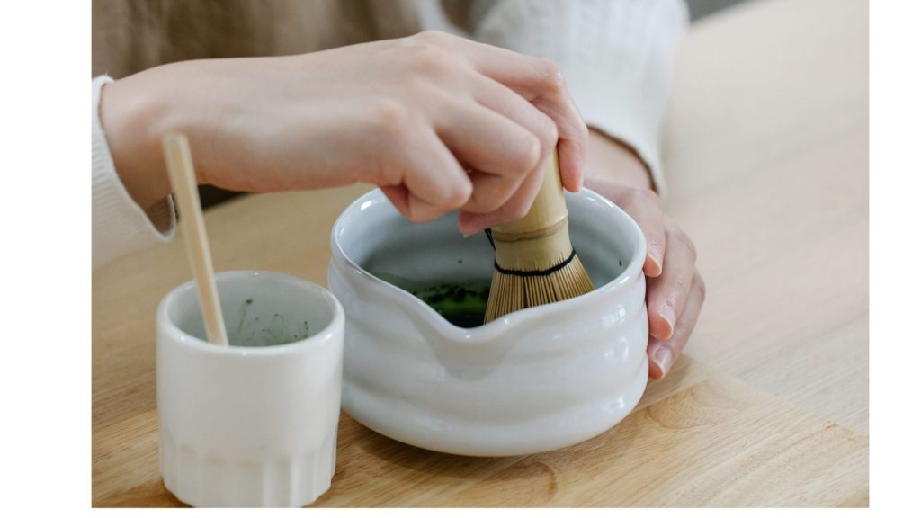 Preparing several servings of matcha (Tea Bowl with Serving Spout) – Ippodo  Tea Global