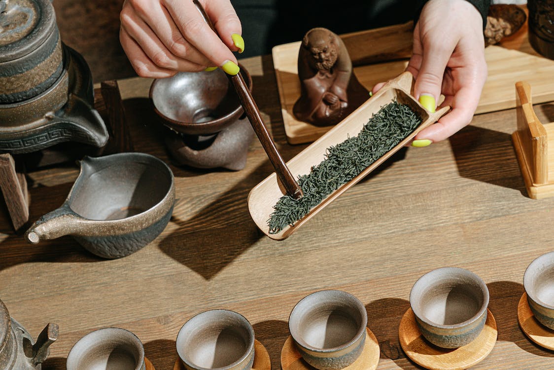 preparing a loose leaf tea