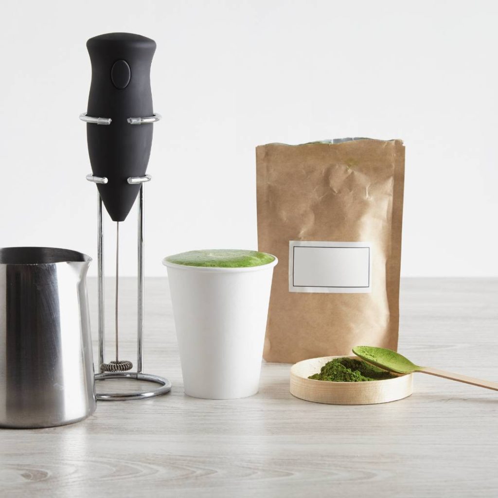 An electric whisk for matcha that can also blend green tea.