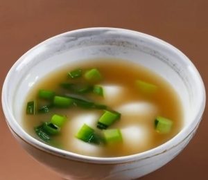 A keto-friendly miso soup topped with green onions.