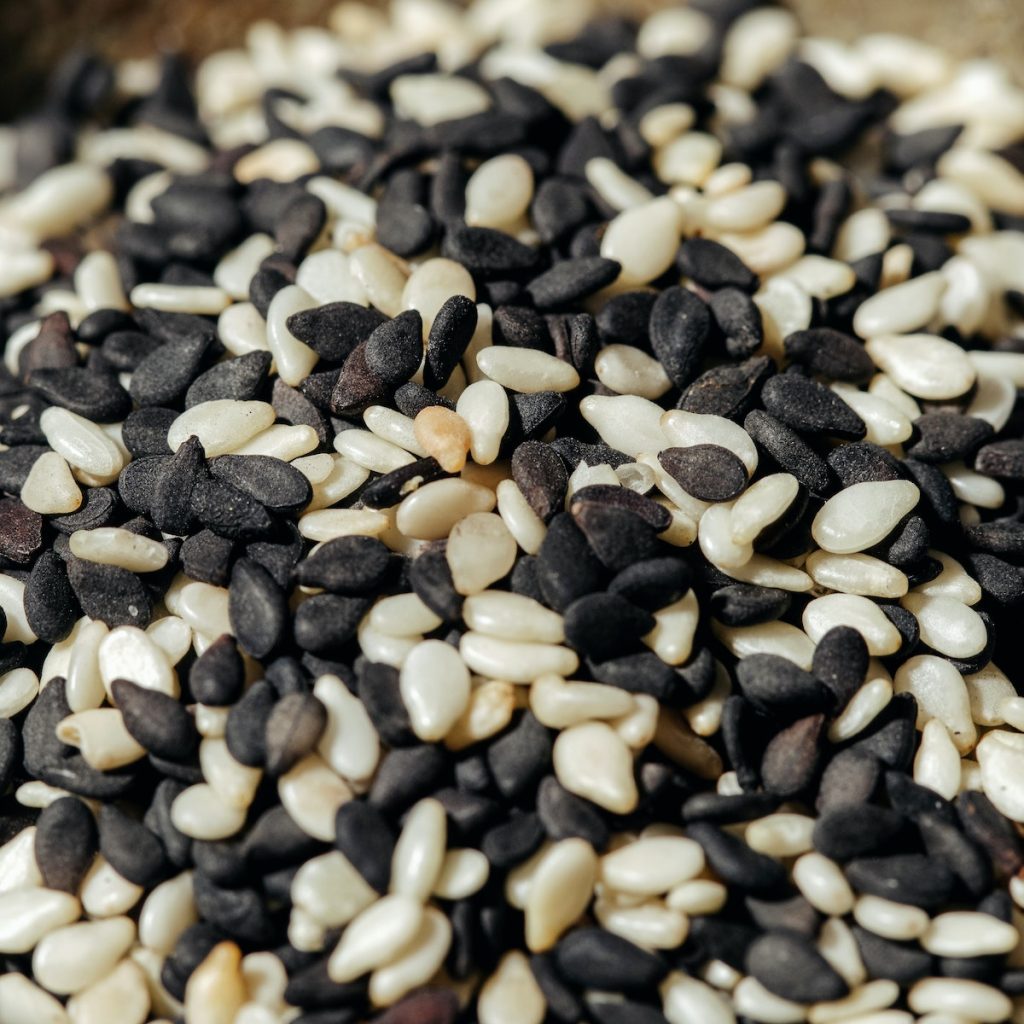 A mixture of white and black sesame seeds