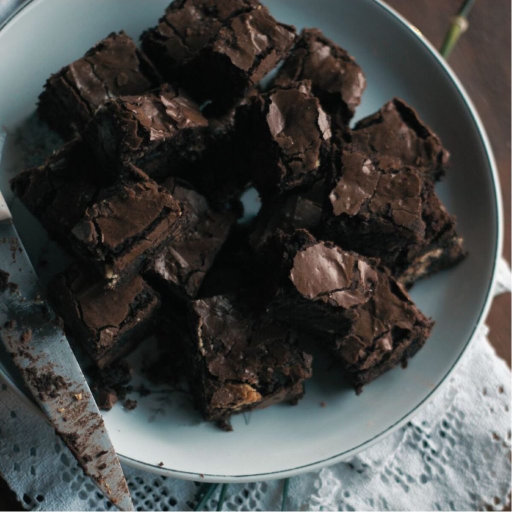 A plate of brownies