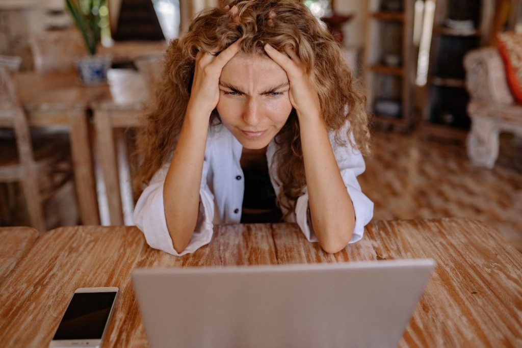 Problematic lady in front of a computer