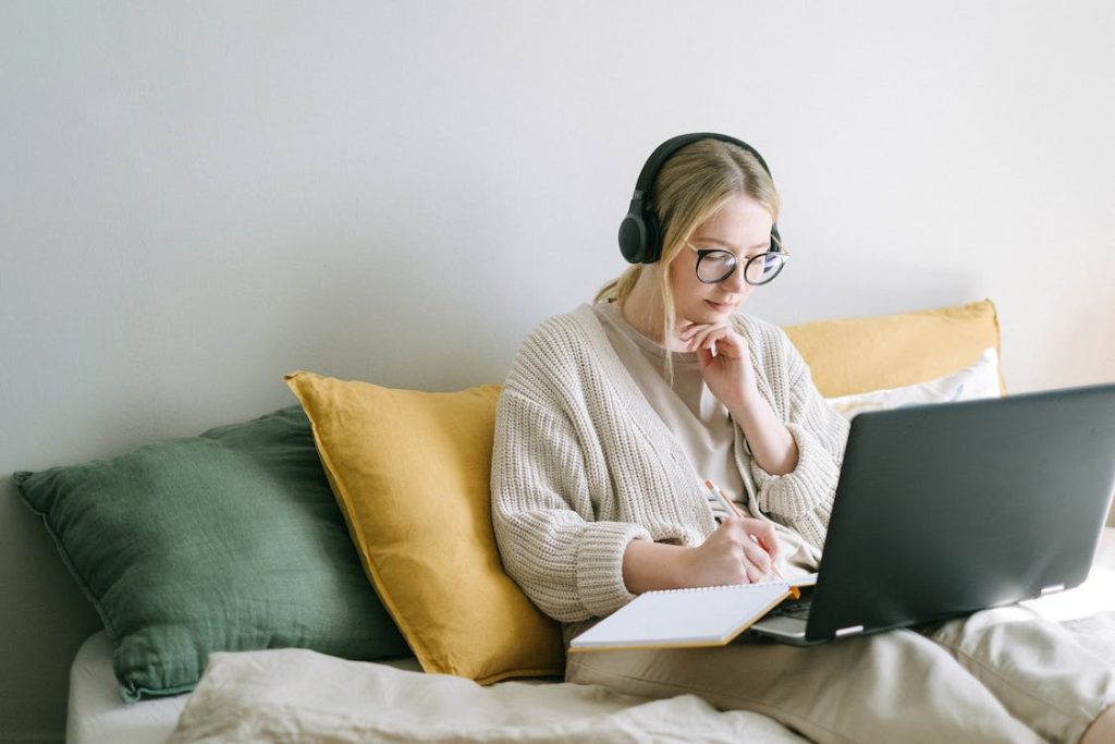 a girl studing with headphones