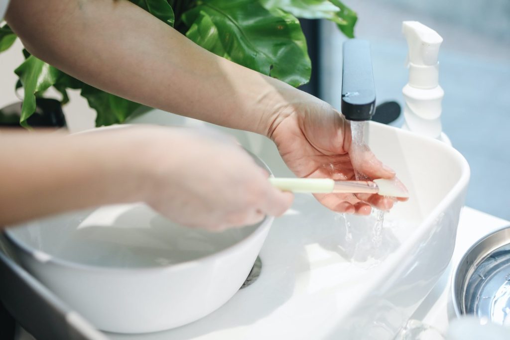 cleaning silicone spatula