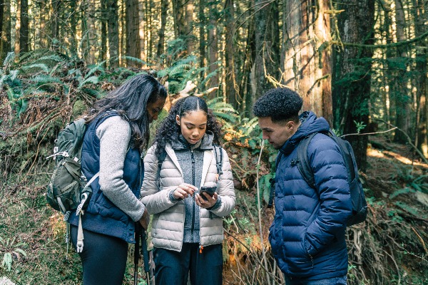 hikers looking a the smartphone