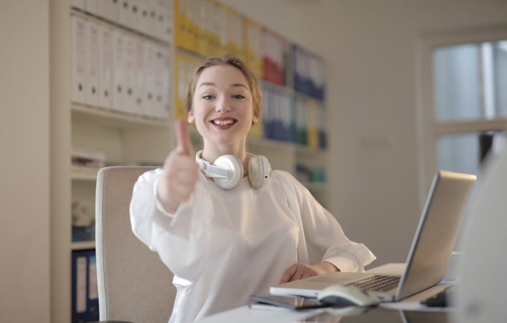 smiling lady giving a thumbs up