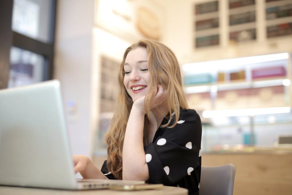 lady smiling at the laptop