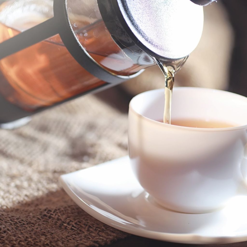 brewing hojicha tea using a tea pot